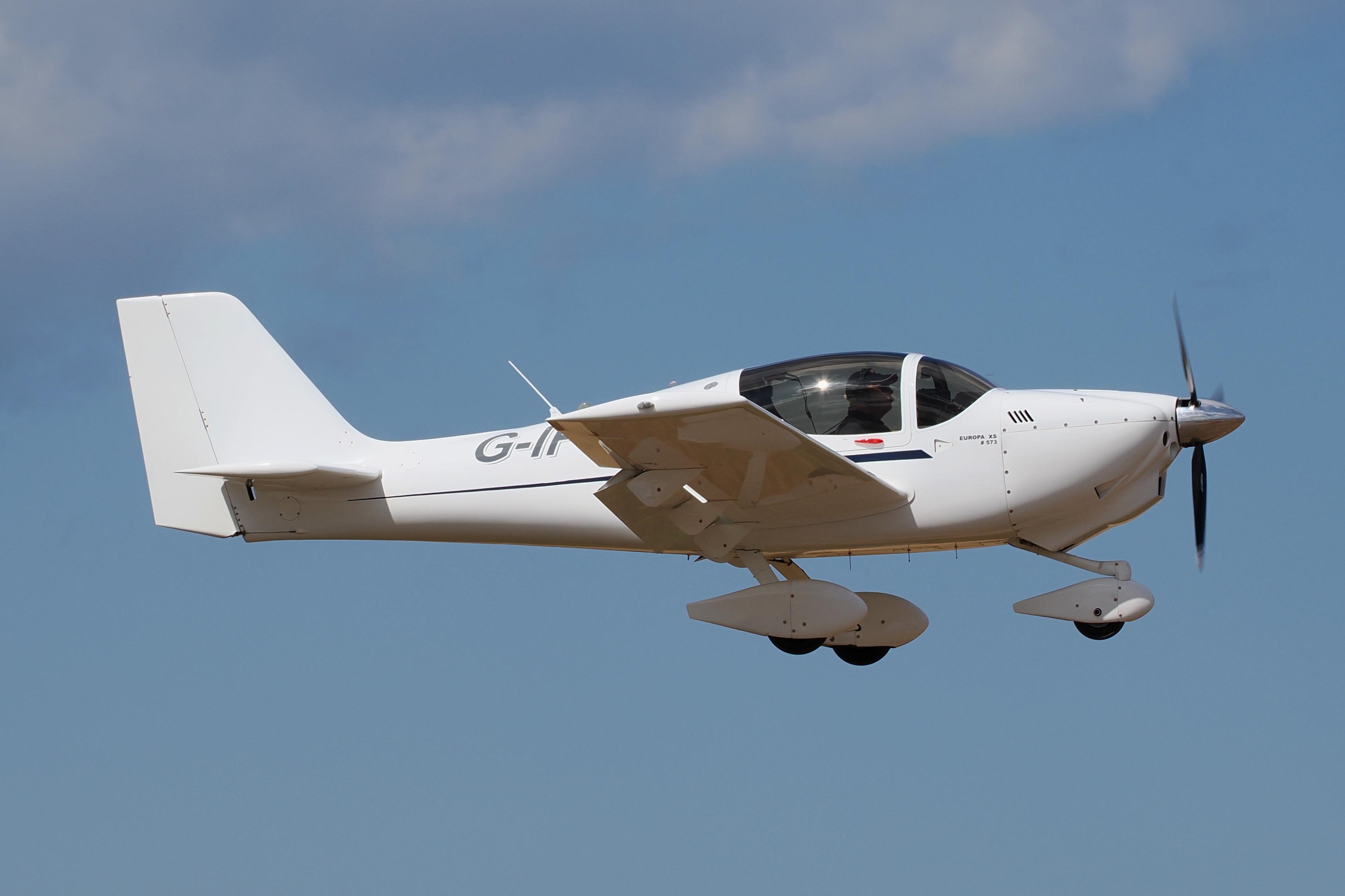 Aircraft G-IPOD, Landing at Northrepps., at X3CX, photo by Graham Reeve