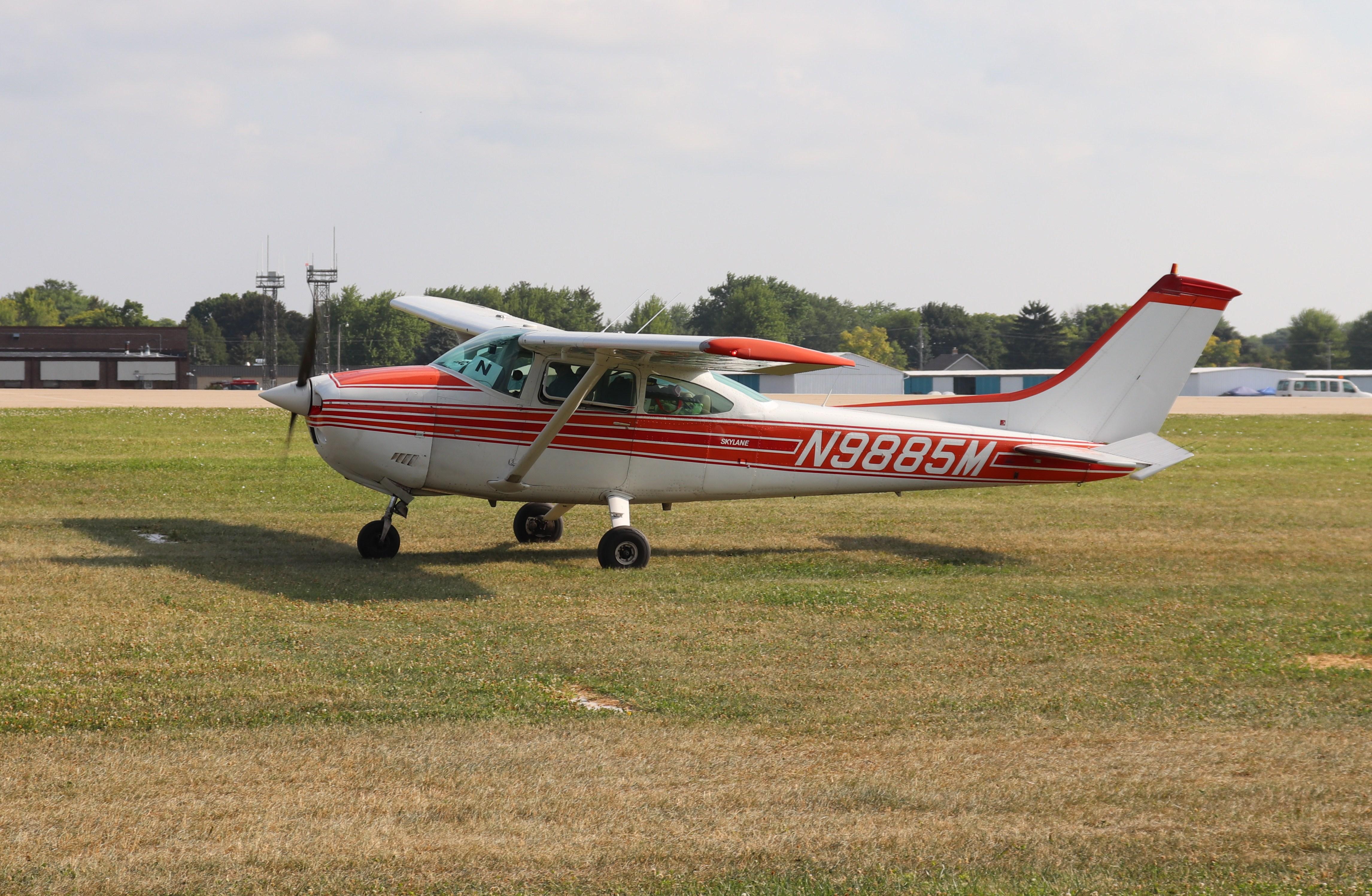 Aircraft N9885M, Cessna 182P, at KOSH, photo by MarkPasqualino
