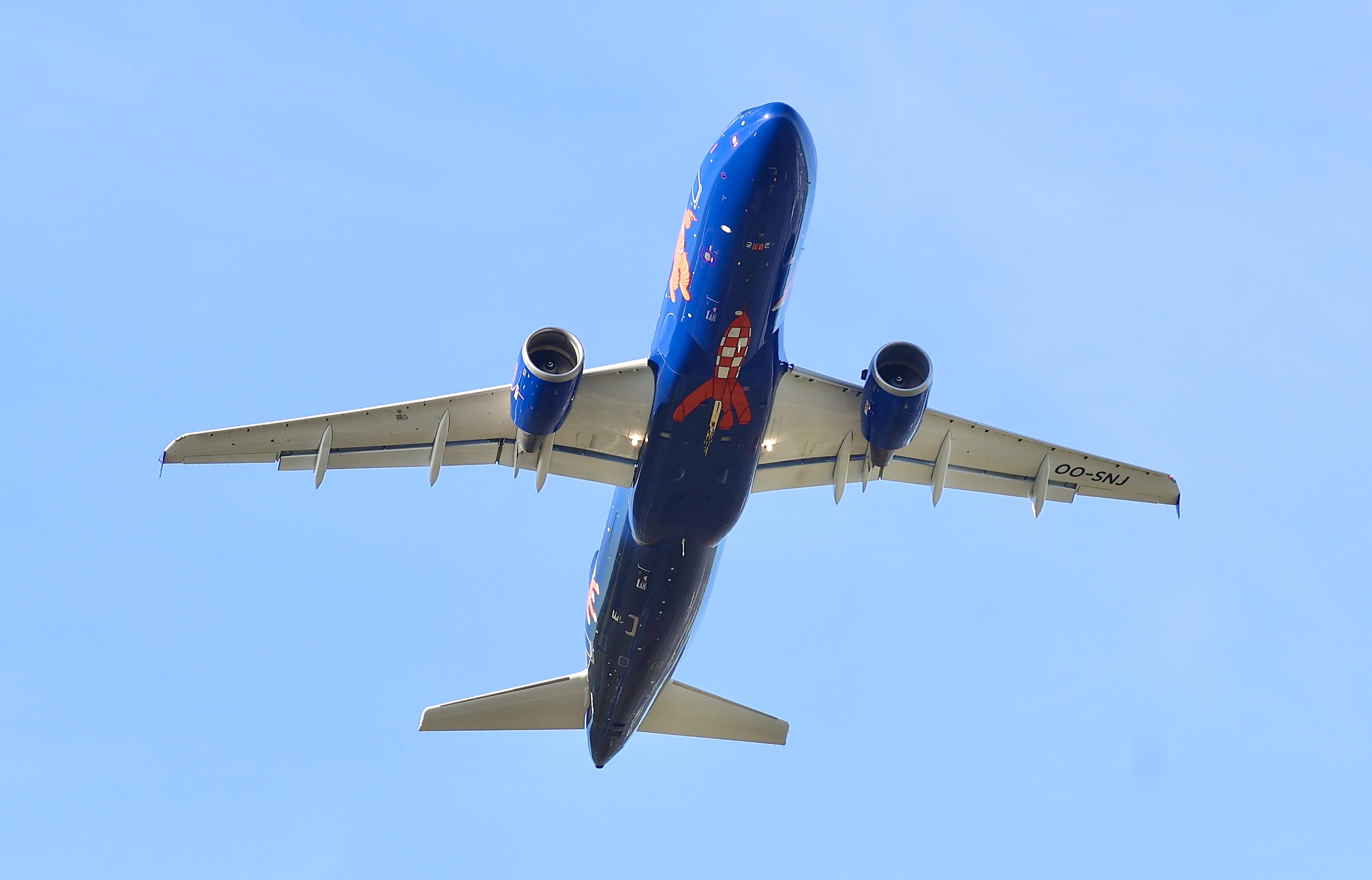 Aircraft OO-SNJ, Rwy 19R, at ESSA, photo by wijken