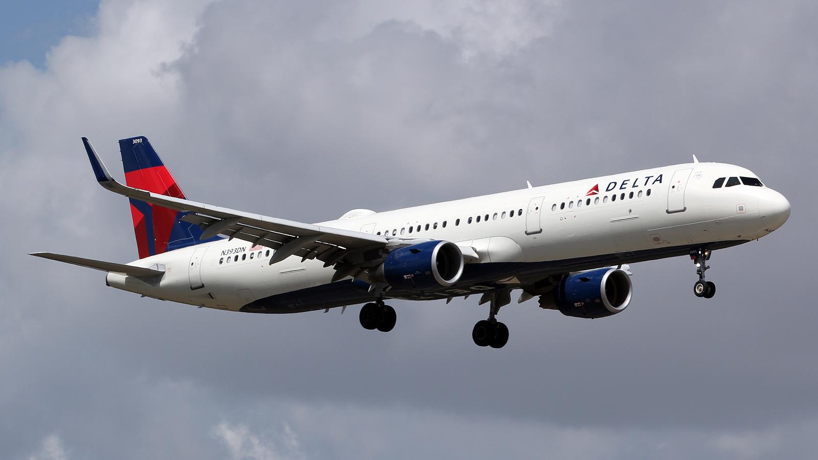 Aircraft N393DN, at mia, at KMIA, photo by Ronald