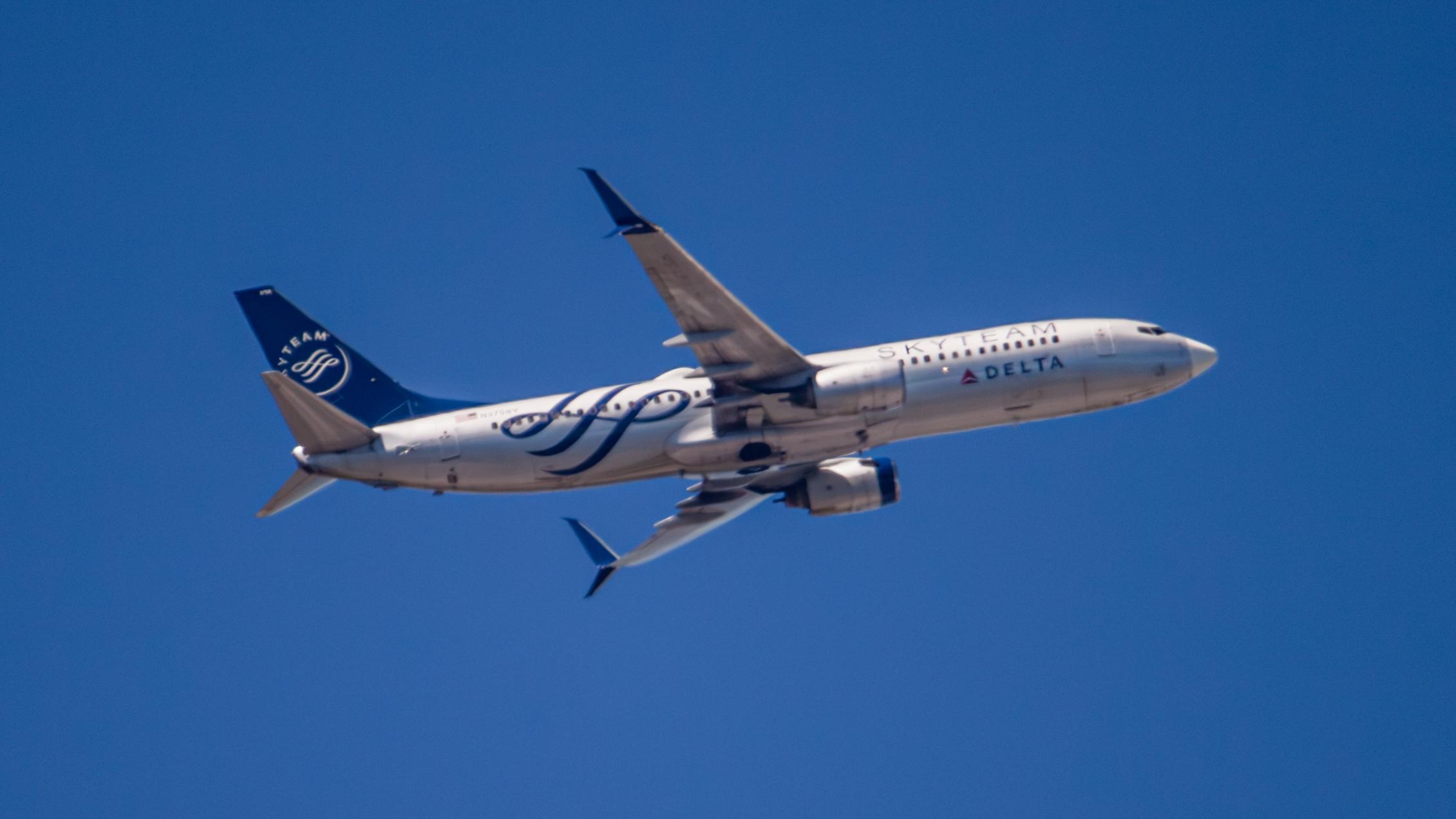 Aircraft N3758Y, Delta SkyTeam 738, at KSEA, photo by AviationLover50