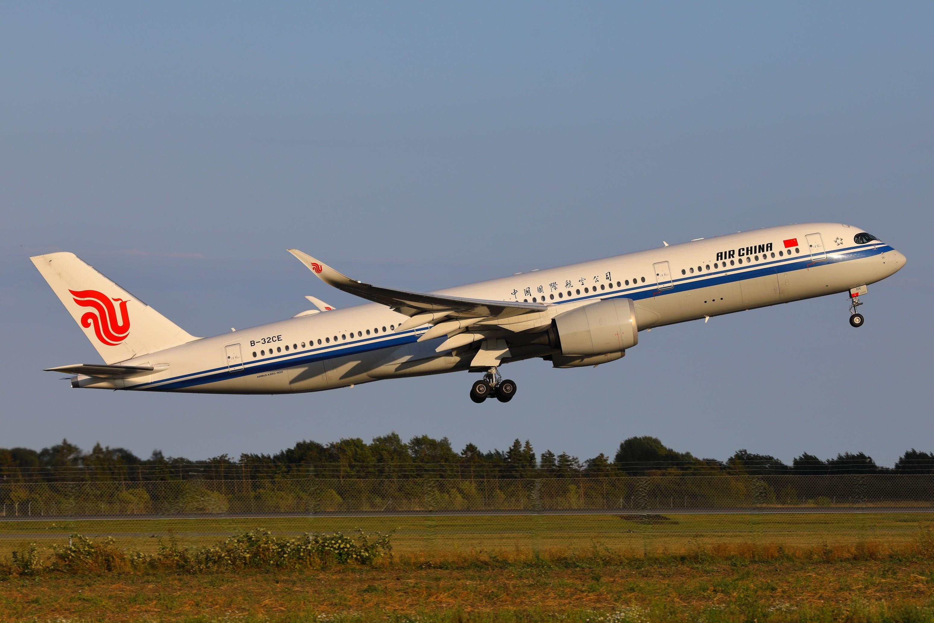 Aircraft B-32CE, Copenhagen 5.8.2026, at CPH, photo by leo larsen