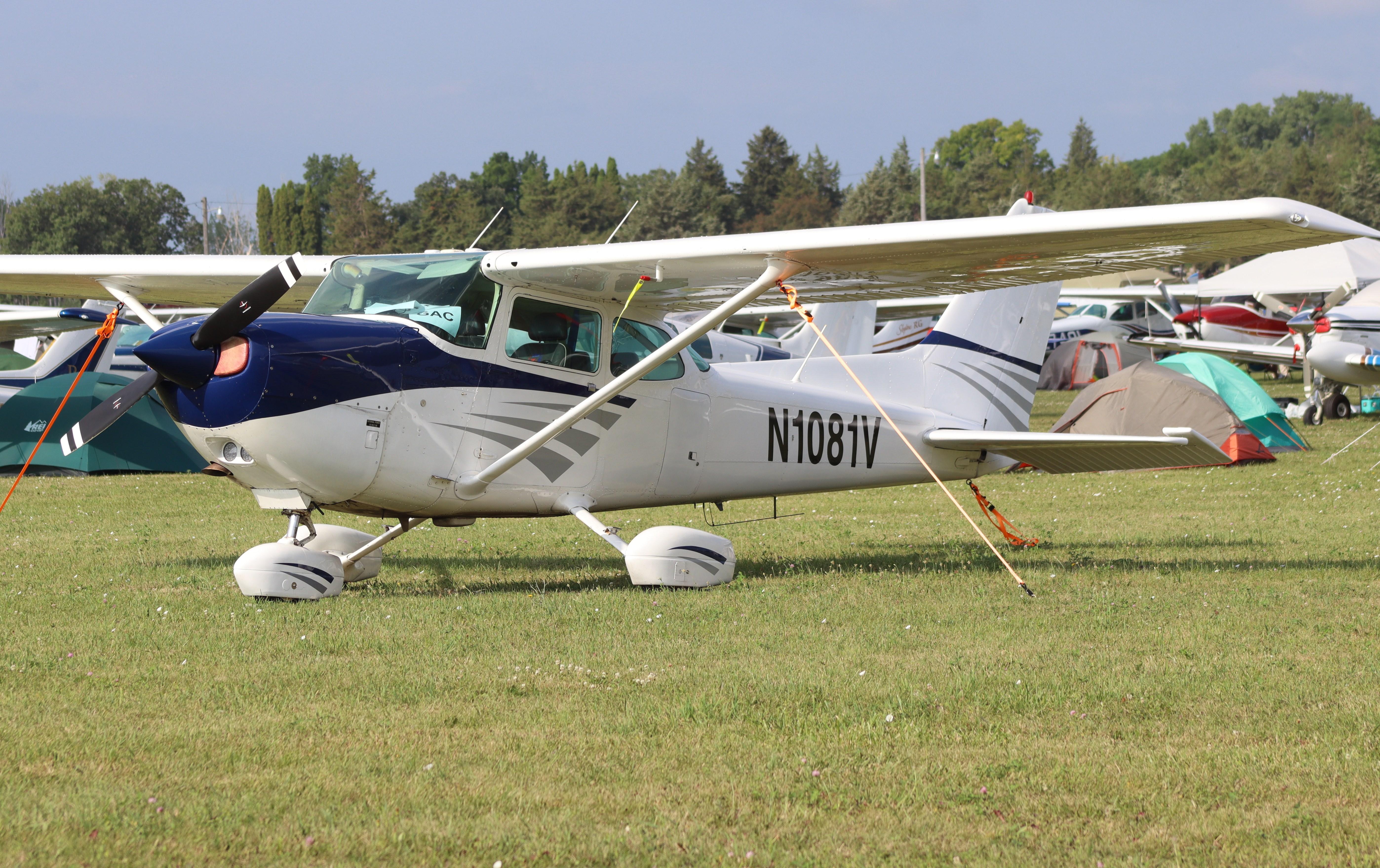 Aircraft N1081V, Cessna R172K, at KOSH, photo by MarkPasqualino