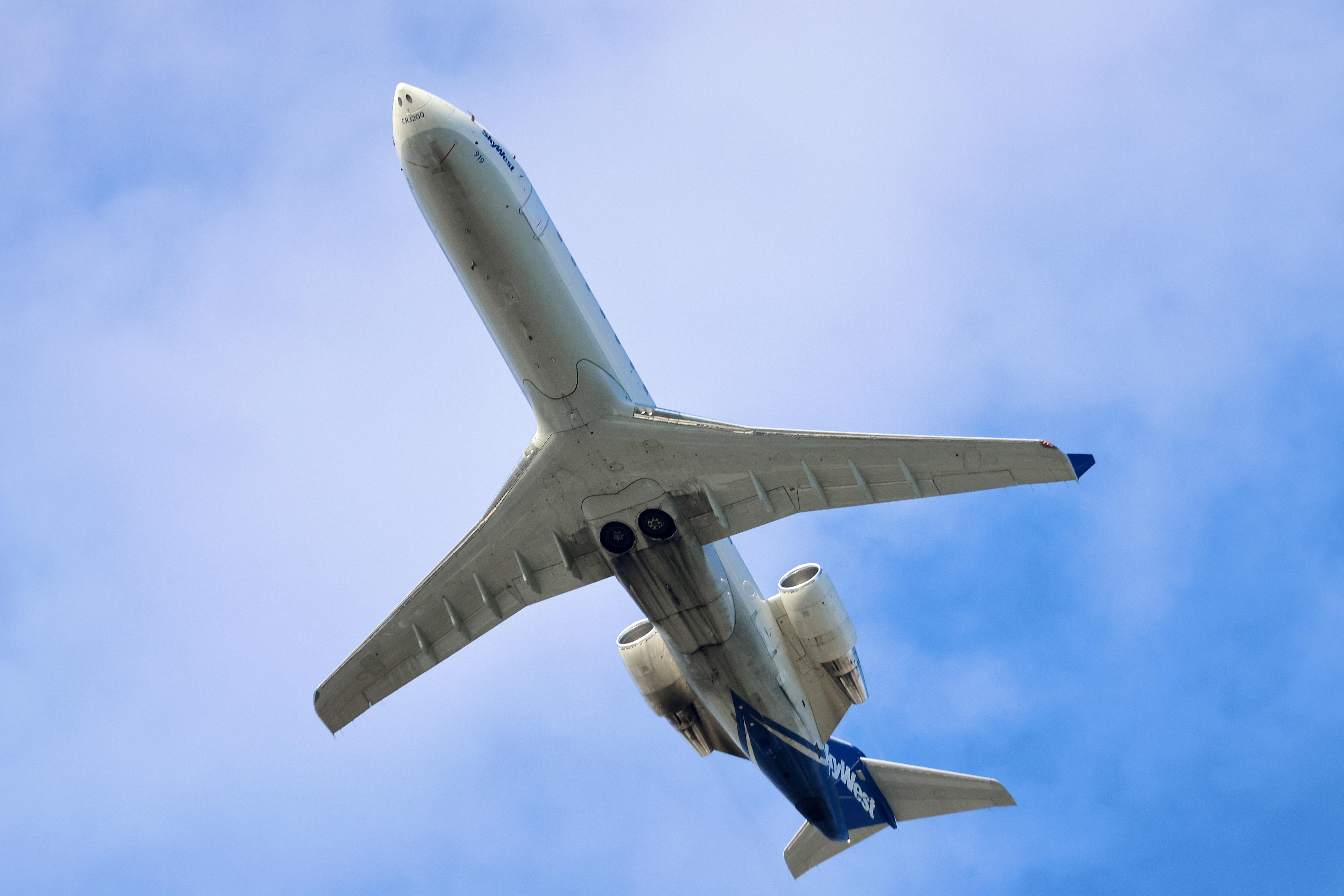 Aircraft N919EV, CRJ2 SkyWest/United Express Canadair Regional Jet CRJ-200 N919EV, departing 28R KORD, at KORD, photo by MarkKalfas