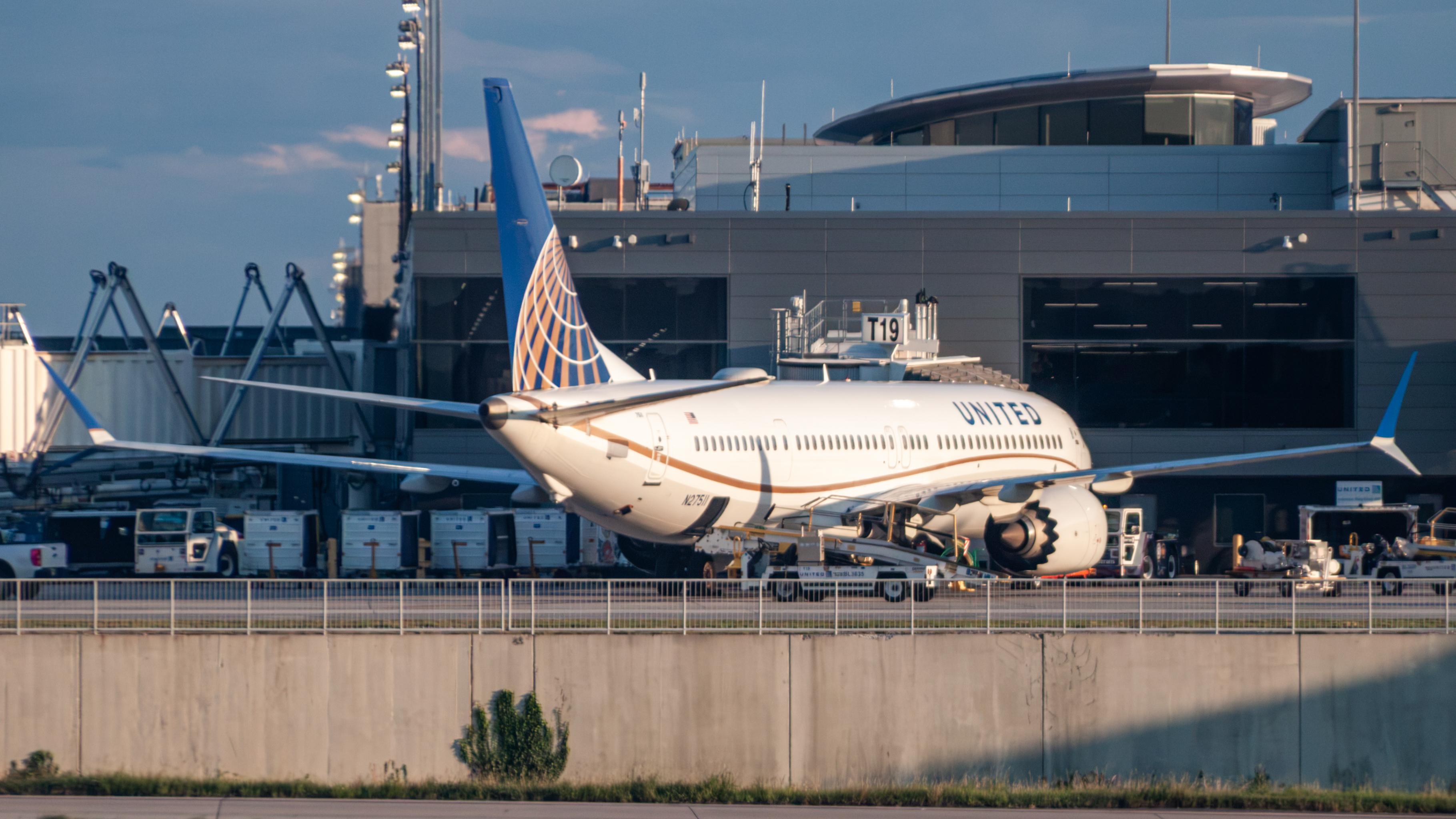 Aircraft N27511, United MAX 9, at KSEA, photo by AviationLover50