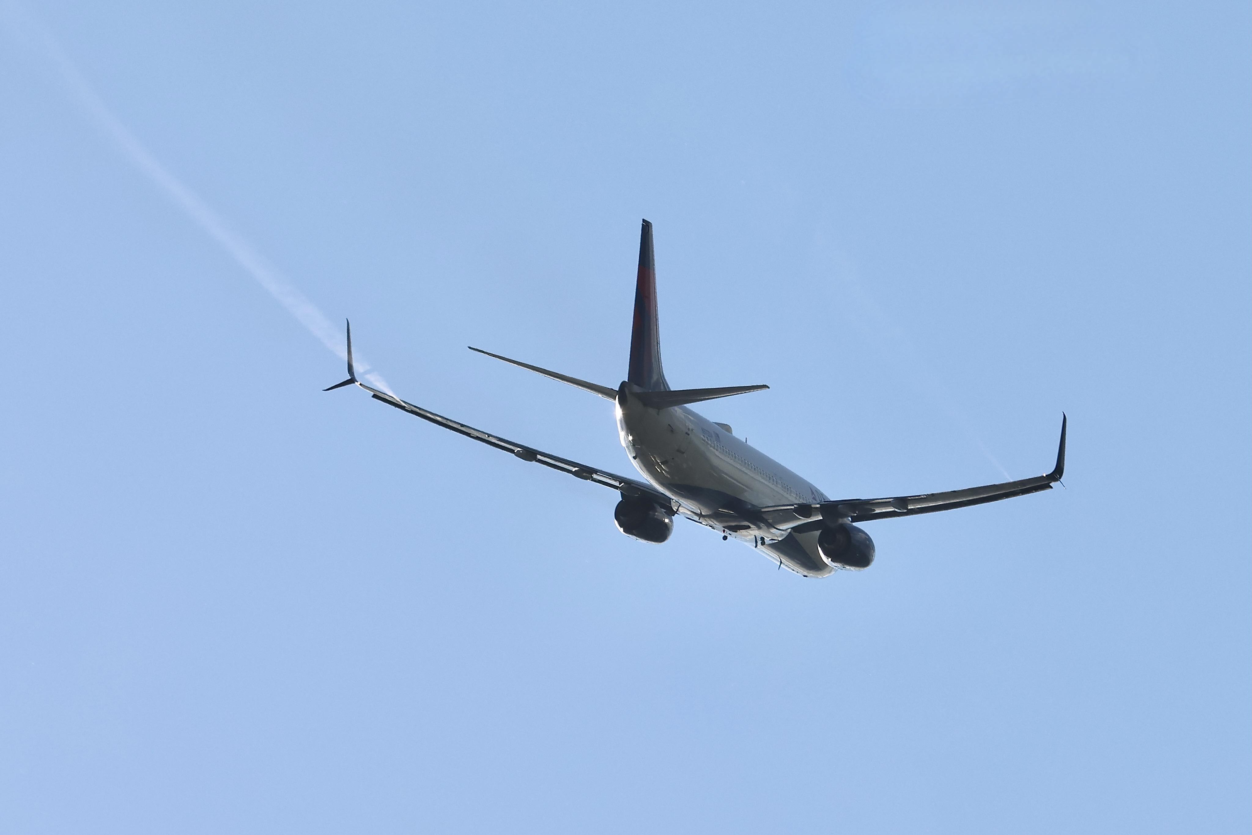 Aircraft N372DA, B738 Delta Boeing 737-832 N372DA departing 28R KORD- note the fuel from the NACA ducts., at KORD, photo by MarkKalfas