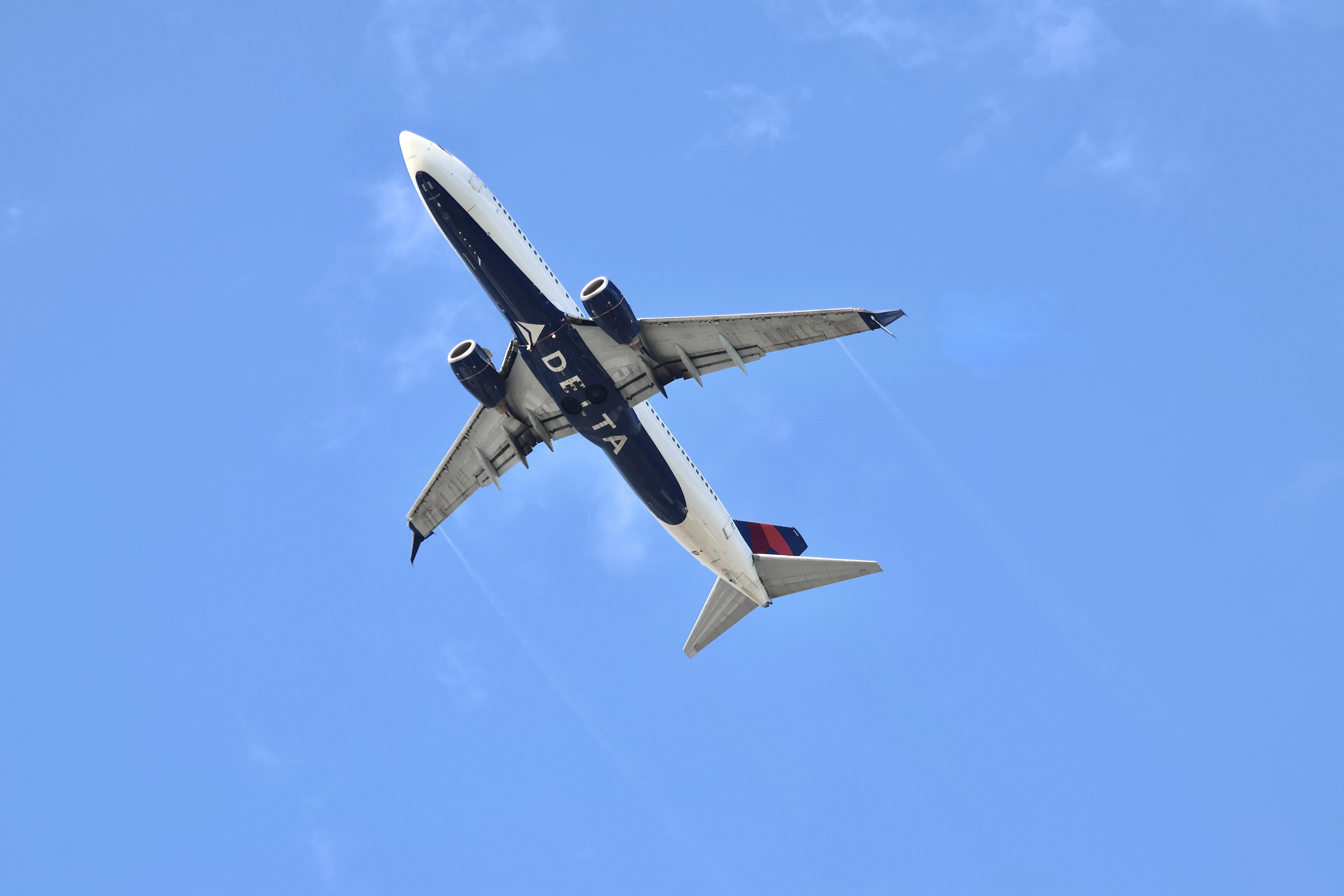 Aircraft N372DA, B738 Delta Boeing 737-832 N372DA departing 28R KORD, at KORD, photo by MarkKalfas