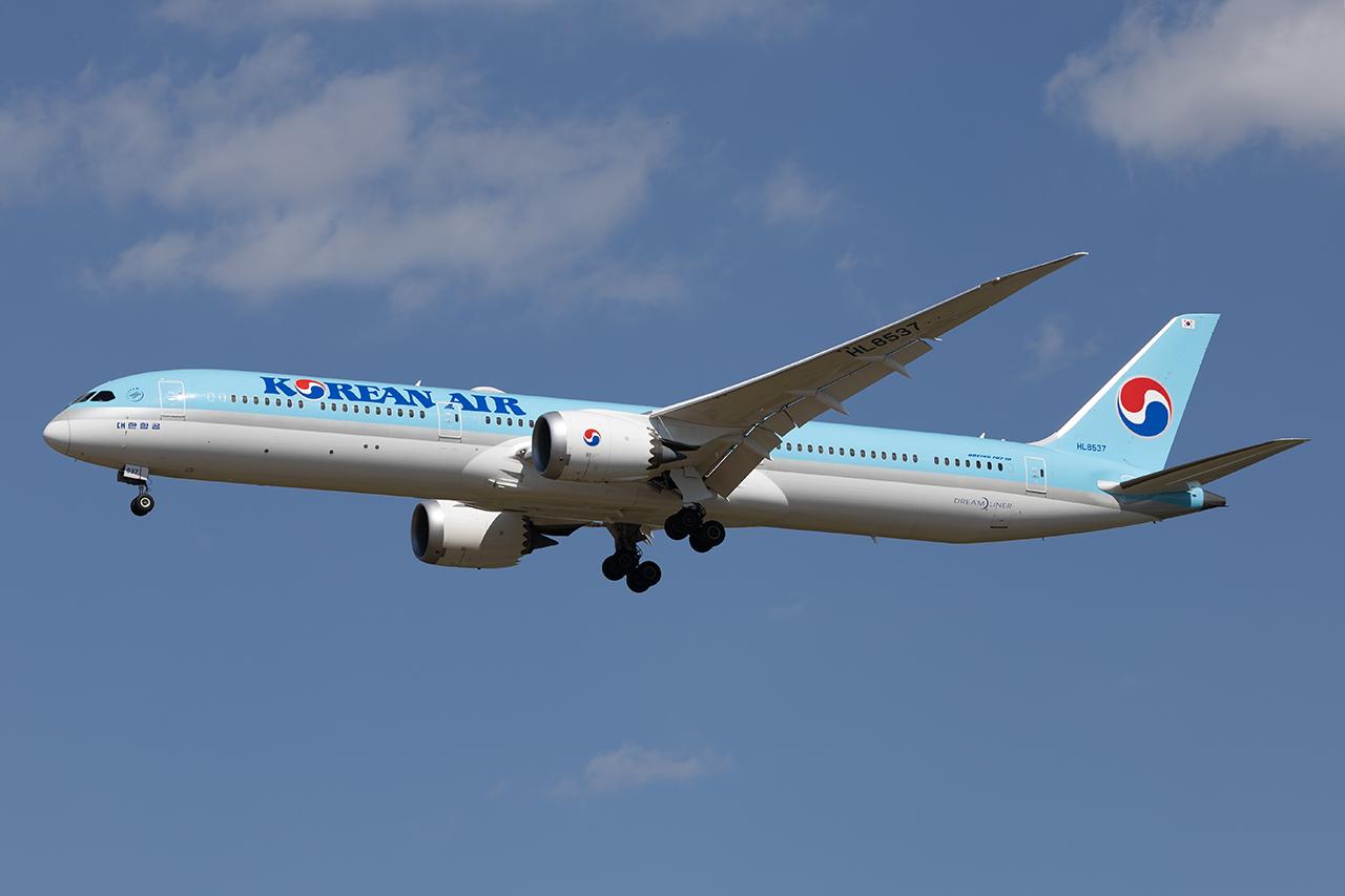 Aircraft HL8537, KOrean Air 787-10, at LOWW, photo by Andy Graf