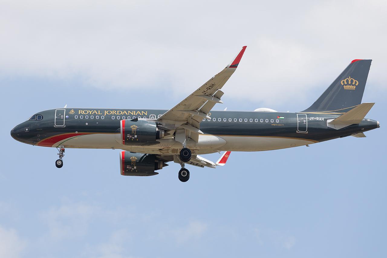 Aircraft JY-RAH, Royal Jordanian A320N, at LOWW, photo by Andy Graf