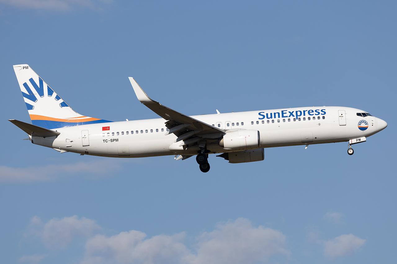 Aircraft TC-SPM, Sun Express 737-800, at LOWW, photo by Andy Graf