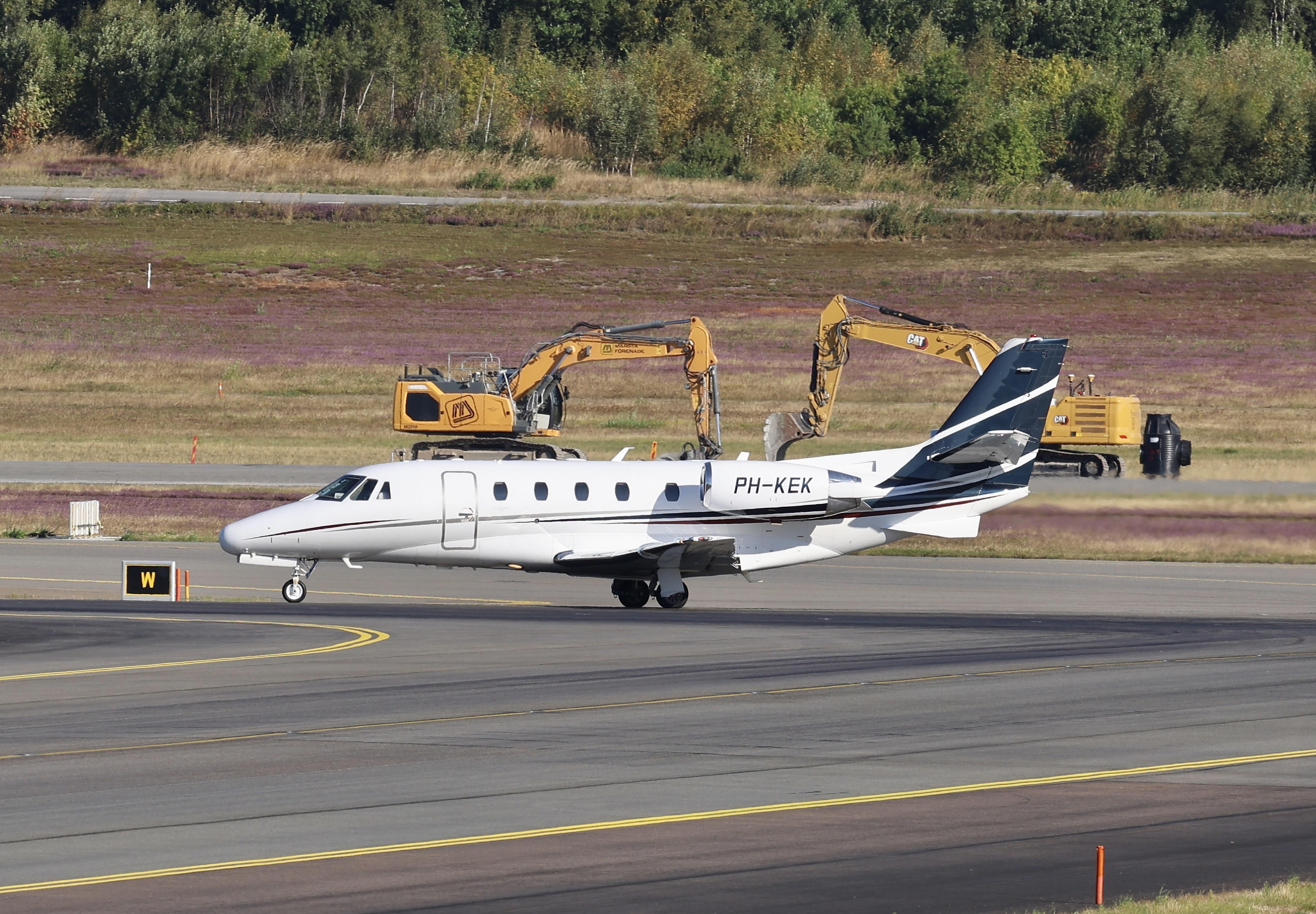 Aircraft PH-KEK, Twy Z, at ESSA, photo by wijken