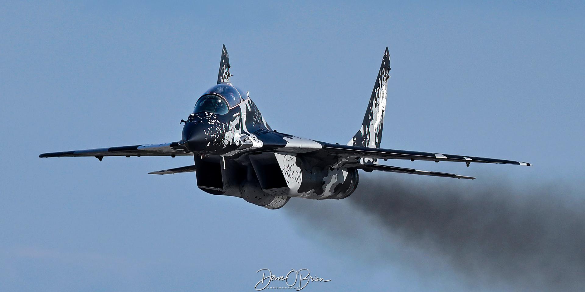 Aircraft N29UB, ROOK11 on short approach, at KOSH, photo by topgunphotography