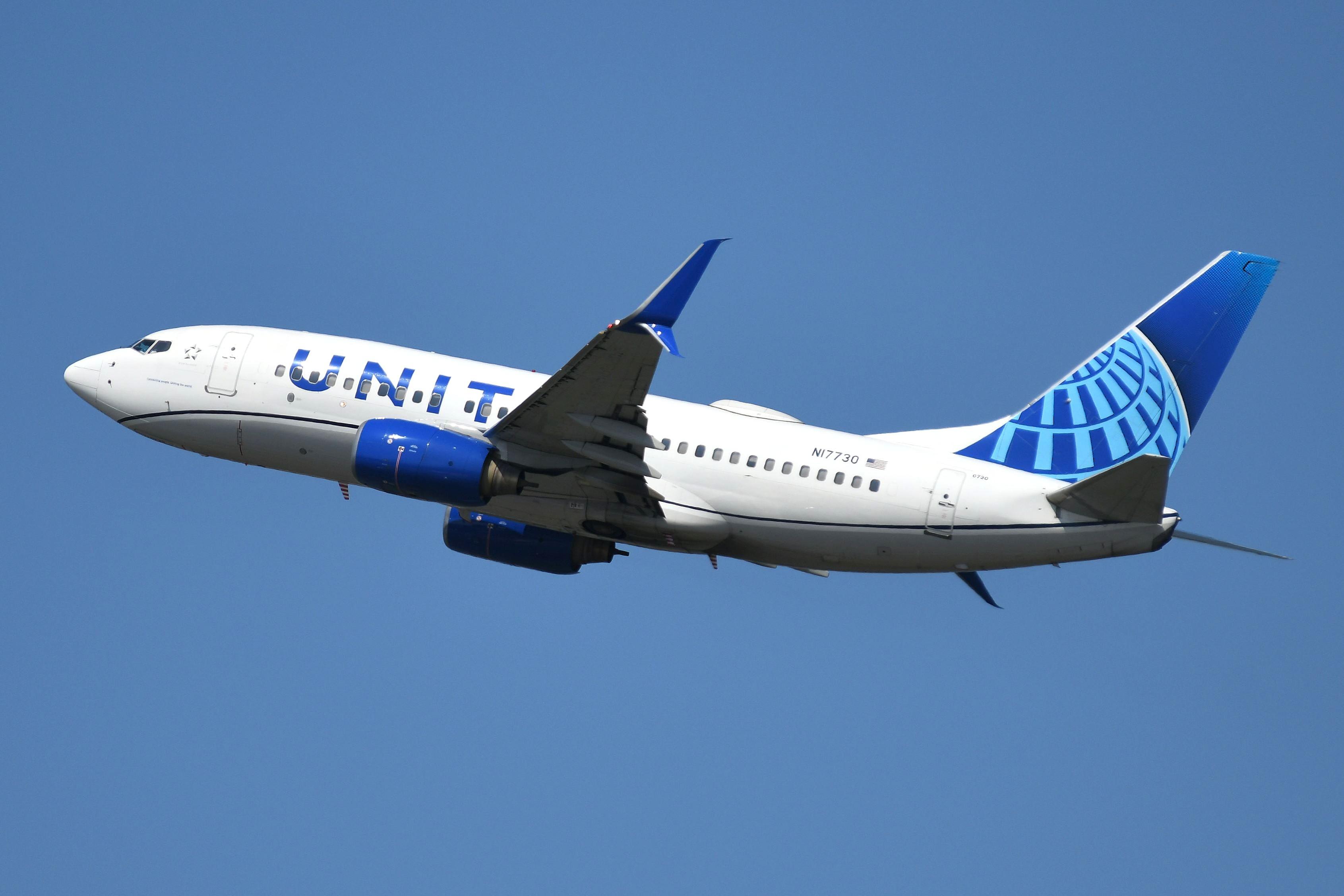 Aircraft N17730, United B737 taking-off, at KBOS, photo by FerryPNL