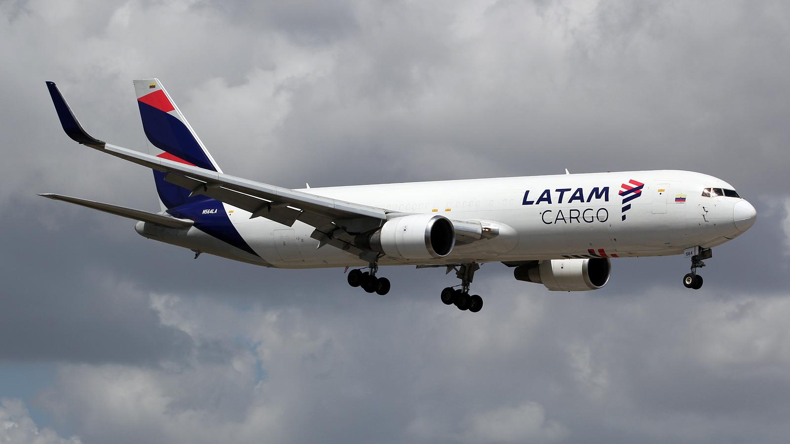 Aircraft N564LA, at mia, at KMIA, photo by Ronald