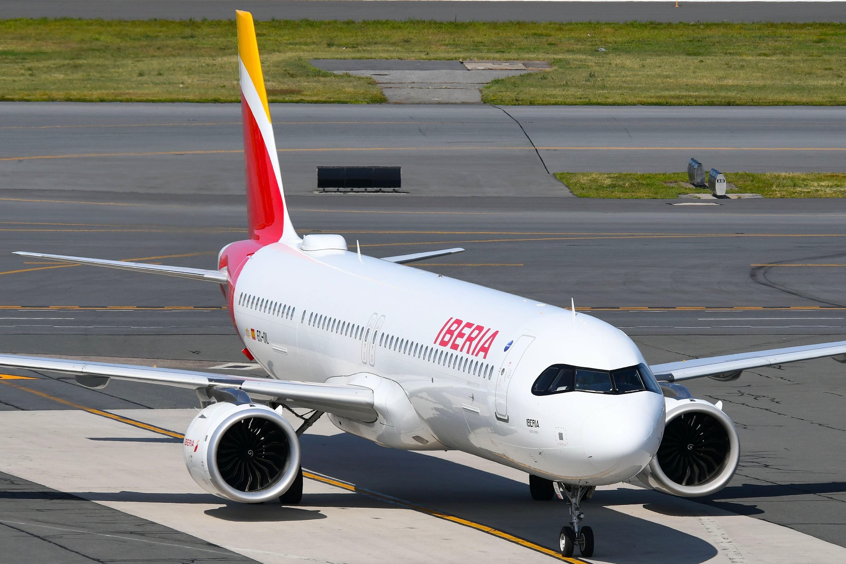 Aircraft EC-OIL, Iberia long-haul A321N, at KBOS, photo by FerryPNL