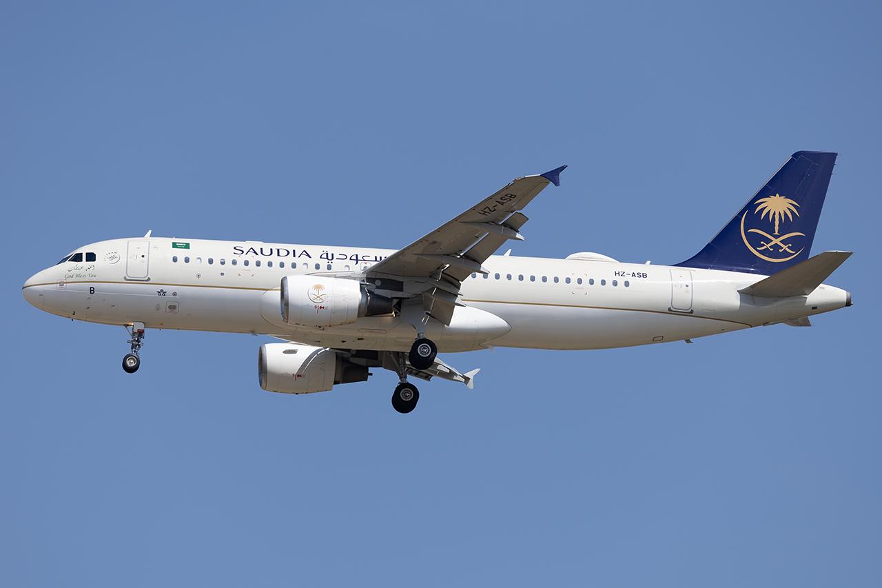 Aircraft HZ-ASB, Saudi Arabian A320, at LOWW, photo by Andy Graf
