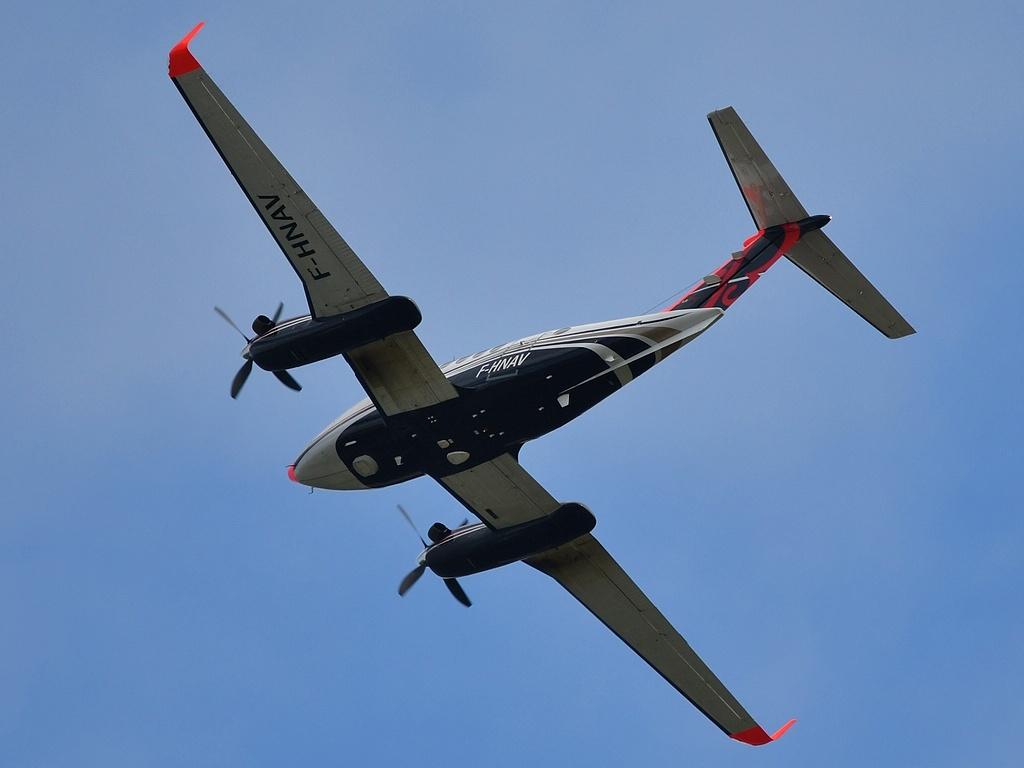 Aircraft F-HNAV, DGAC Direction Générale de l'Aviation Civile "Calibrator" runway 23/05, at LFBD, photo by Jean Christophe Ravon / FRENCHSKY