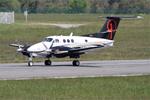 Aircraft N26PY, Beech F90 King Air, Taxiing rwy 07R, Brest-Bretagne Airport (LFRB-BES), at LFRB, photo by Yves-Q
