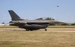 Aircraft 90-0843, USAF F-16D zx, at KOSH, photo by FloridaMetal