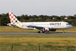 Aircraft EC-NQN, Airbus A320-214, Reverse thrust landing rwy 07R, Brest-Bretagne airport (LFRB-BES), at LFRB, photo by Yves-Q