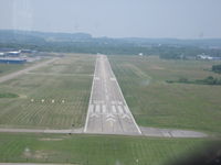  - Short final for 28 - by Bob Simmermon