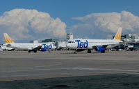  - N487UA foreground, N480UA background - by Francisco Undiks