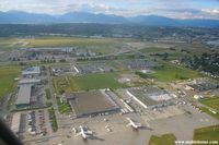  - The Vancouver IAP seen suring take-off. The main fret area can be seen at the bottom of the picture with 2 Boeing 727 from Purolator - by Michel Teiten ( www.mablehome.com )