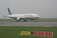  - 777 from Continental just arrived at CDG - by Michel Teiten ( www.mablehome.com )