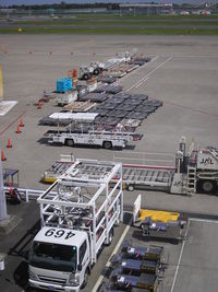  - Ground equipment  Tokyo - Narita Airport - by Henk Geerlings