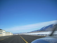  @ Mammoth Yosemite Airport - taxiing to MMH Rwy27 - by COOL LAST SAMURAI