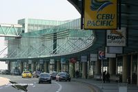  - Taxi and car drop-off area - by Michel Teiten ( www.mablehome.com )