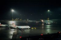  - Vienna Airport at Night - by Grundl Markus - www.austrianspotter.at