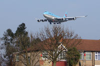  - The view from Myrtle Avenue gives close ups of landings on Heathrow 27L - by Terry Fletcher