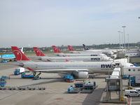  - Schiphol , E -pier / E - gates - by Henk Geerlings