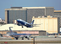  - United Airlines 737-500 climbing out on 25R KLAX - by Mark Kalfas