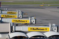  - Vienna Airport - passenger bridge - by Juergen Postl
