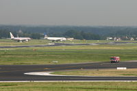  - flights AA089 and CO061 are taxiing to take off and fly back to the US - by Daniel Vanderauwera