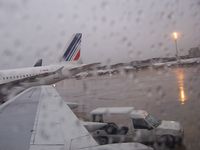  - Also raining at Roissy CDG - by Erdinç Toklu