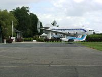 Fontenay Tresigny Airport photo, click to enlarge