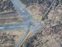  - OVER HEAD BLACKBUSHE RWY 25 THRESHOLD WITH PA-28 ENTERING RWY - by BIKE PILOT