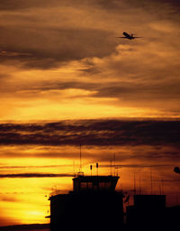  - MD8 au take off by night - by Jean Goubet/FRENCHSKY