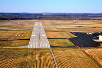  - Short final ~ RWY 32 - by Gary Dikkers