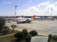  - View of the area of domestic flights from the terrace of the main building. - by Jose Gilberto Paz