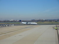  - United Dash-8 taxi DCA - by Ronald Barker