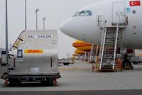  - View along first row on DHL aprons..... - by Holger Zengler