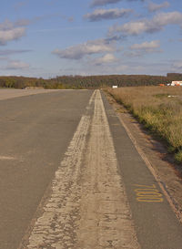  - The 7000 feet marker at runway 06/24. - by Wilfried_Broemmelmeyer