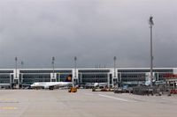  - Terminal 2 and apron East.... - by Holger Zengler