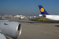  - Busy queue at the threshold - taken from A340-600 D-AIHI - by Micha Lueck
