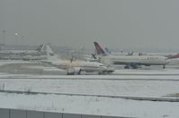  - Winter wonderland Dusseldorf, de-icing action. - by FerryPNL