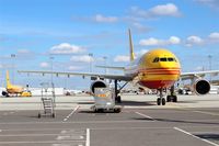  - View thru the fence on apron 4 (but don´t finger me to DHL!)... - by Holger Zengler